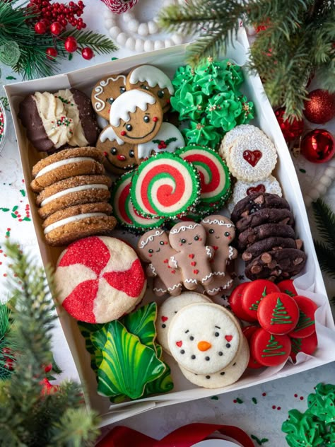 Christmas Dessert Box Ideas, Goodie Box Ideas, Homemade Christmas Cookie Recipes, Christmas Platters, Oatmeal Lace Cookies, Desserts From Scratch, Cookie Gift Boxes, Christmas Cookie Boxes, Easy Delicious Dessert