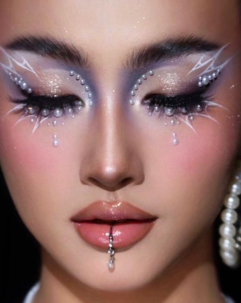 #ideas #instagram #inspiration #diy #design #decor #shopping #accessories NINEFROGS Спонж Beauty Blender, Futuristic Makeup, Halloweenský Makeup, Drag Make-up, Face Art Makeup, Graphic Makeup, Ethereal Makeup, Unique Makeup, Makijaż Smokey Eye