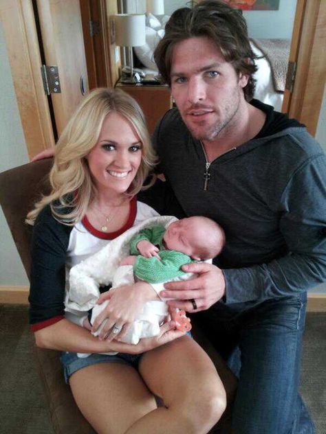 Carrie & Mike with their new niece Hadley! So cute! Carrie Underwood Baby, Carrie Underwood Husband, Carrie Underwood Mike Fisher, Carry Underwood, Carrie Underwood Style, Mike Fisher, Baby Niece, Celebrity Families, Sharon Stone