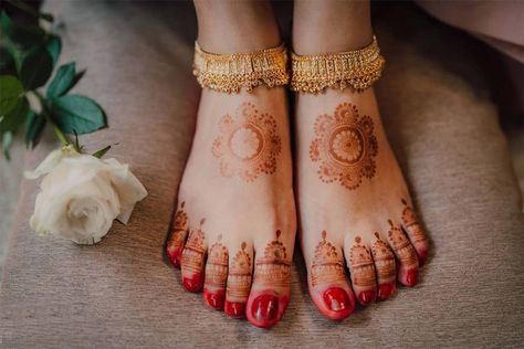 11 Pretty and Trendy Payal Designs For All Brides-To-Be Payal Design, Bridal Foot Jewelry, Silver Anklets Designs, Anklets Indian, Bridal Anklet, Gold Temple Jewellery, Punjabi Bride, Anklet Designs, Gold Anklet