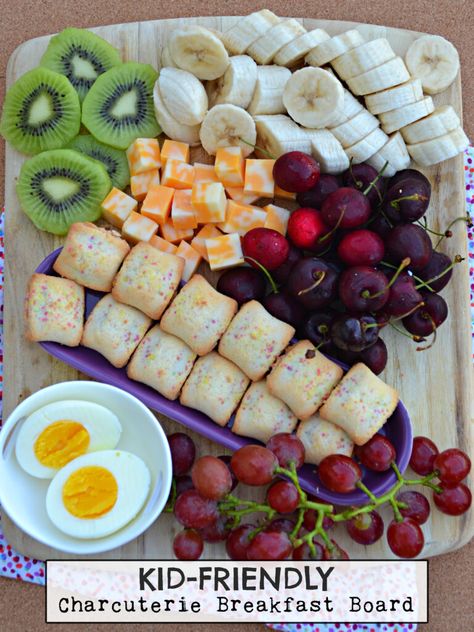 Kids Snack Tray Ideas, Kidcuterie Board, Toddler Grazing Board, Kids Breakfast Charcuterie Board, Kids Charcuterie Board Dinner, Summer Kid Food, Toddler Snack Board, Kid Snack Board, Kids Grazing Board