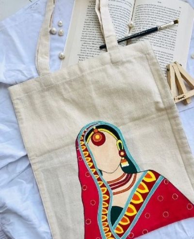 50 Tote bag painting ideas - Craftionary Tot Bag Painting, Cloth Bag Design Ideas, Painting On Bags Ideas, Painting On Tote Bags, Cute Acrylic Painting Ideas, Designs For Tote Bags, Painting Ideas Indian, Cute Acrylic Painting, Hand Painted Tote Bags