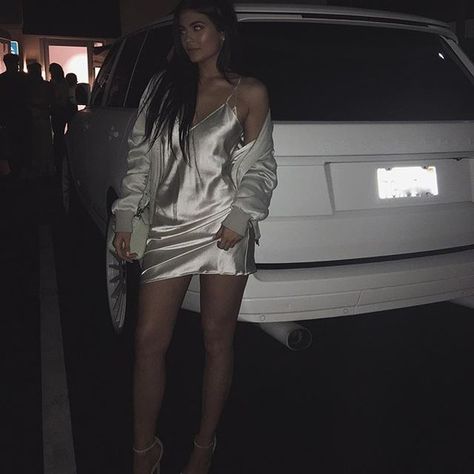 Style Kylie Jenner, Kylie Jenner Outfits Casual, Kendall Jenner Modeling, Trajes Kylie Jenner, Estilo Kylie Jenner, White Slip Dress, Kylie Jenner Outfits, Kylie Jenner Style, Slip On Dress