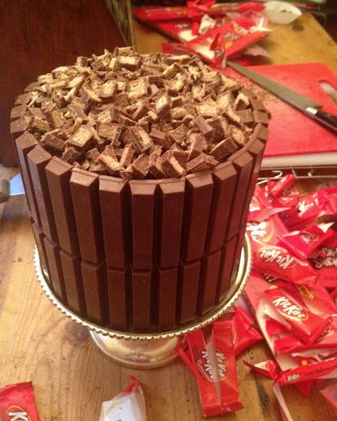 Kit Kat Cake Ideas, Kitkat Cake, Kit Kat Cake, Baking Cupcakes, Milk Chocolate Chips, Kit Kat, Cake Tins, Chocolate Cake Recipe, Piece Of Cakes