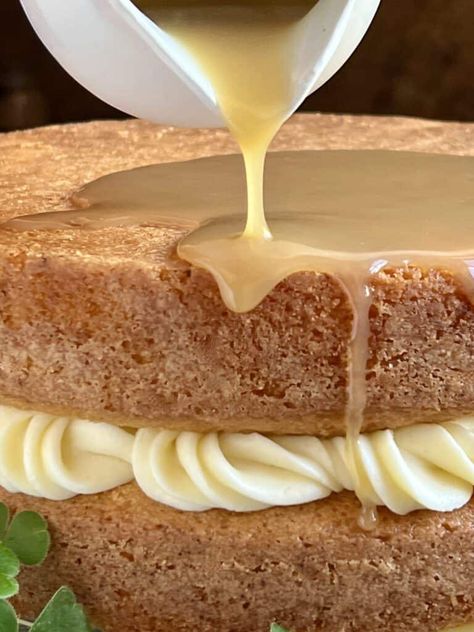 pouring glaze over whiskey cake Whiskey Glaze Recipe, Irish Whiskey Cake, Whiskey Cake Recipe, Whiskey Glaze, Whiskey Cake, Layered Dessert, Irish Soda Bread Recipe, Irish Cuisine, Glaze For Cake