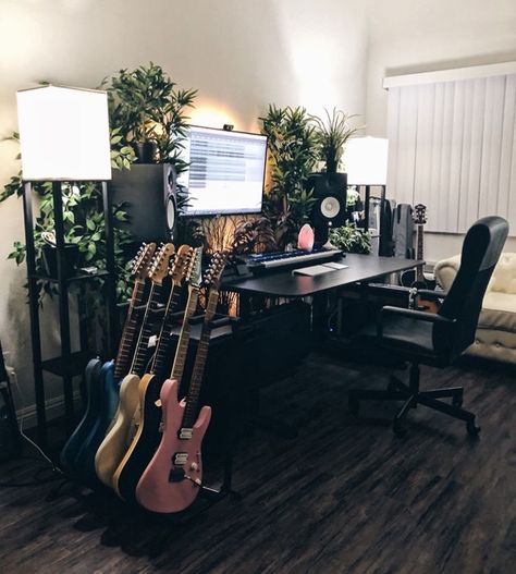 Guitar Setup Bedroom, Dorm Setup, Beatles Room, Home Music Studio Ideas, Music Studio Aesthetic, Music Room Design, Home Recording Studio Setup, Recording Studio Setup, Studio Aesthetic