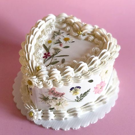 Pressed Flower Cakes, Pressed Flower Cake, Cottagecore Cake, Heart Shaped Wedding Cakes, Wildflower Cake, Mood 2024, Edible Flowers Cake, Heart Wedding Cakes, Pregnancy Gender