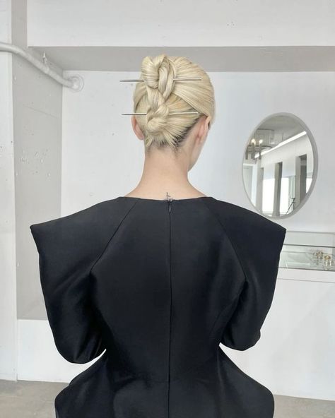 Updo Sleek, Bun Sleek, Bun Aesthetic, Hairstyles Sleek, Bun Accessories, Messy Pixie Haircut, Hair Sleek, Κούρεμα Bob, Haircut Tip