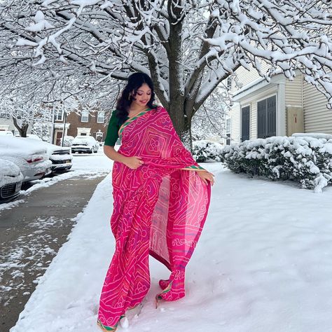 #saree #pink #snow #bollywoodfashion Snow Saree Photoshoot, Dress For Kashmir Trip, Kashmir Outfit Ideas In May, Photoshoot In Kashmir, Saree In Snow, Poses For Kashmir Trip, Kashmir Photoshoot, Saree In Kashmir, Saree In Snow Photography