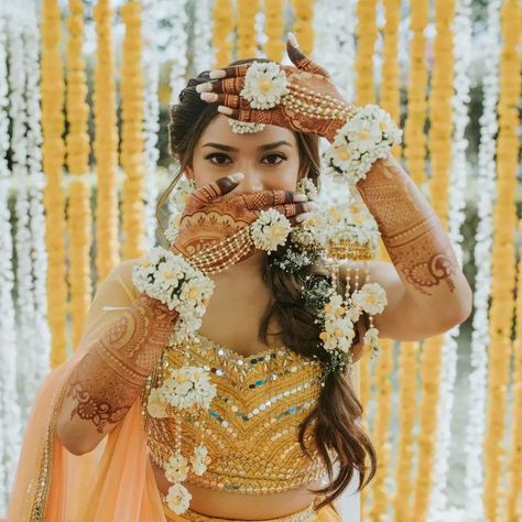 Floral Jewellery- Floral Jewellery For Haldi & Mehndi for Bride Haldi Ceremony Outfit For Bride, Haldi Photography Ideas, Haldi Look For Bride, Haldi Poses For Bride, Haldi Outfit For Bride, भारतीय दुल्हन संबंधी, Haldi Photoshoot, Flower Jewellery For Haldi, Flower Jewellery For Mehndi