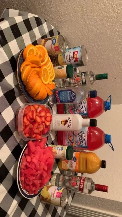 Drinking Party Ideas 21st Birthday, Birthday Party Drinks, Pretty Alcoholic Drinks, Drinking Games For Parties, Party Drinks Alcohol, Yummy Alcoholic Drinks, Mixed Drinks Alcohol, Birthday Drinks, Alcohol Party