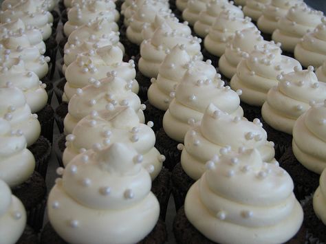 Cupcake ideas Pearl Cupcakes, Monogram Cupcakes, Elegant Cupcakes, Edible Pearls, White Bridal Shower, White Cupcakes, White Frosting, Shower Cupcakes, Cupcake Frosting