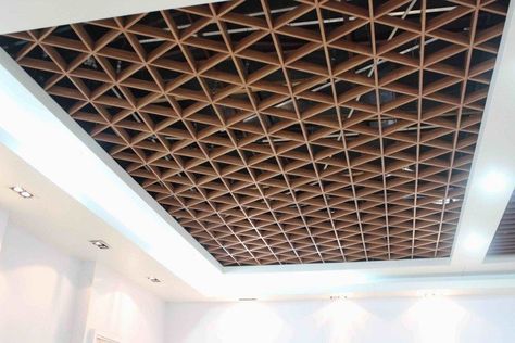 faux plafond en bois pour le salon moderne Wood Grid Ceiling, Grid Ceiling Design, Kitchen Ceiling Tile, Triangle Ceiling, Grid Ceiling, Tiles Uk, Drop Ceiling Tiles, False Ceiling Living Room, Pop False Ceiling Design