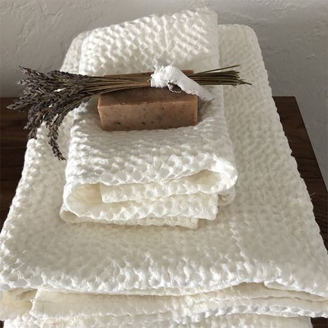 Linen/cotton waffle-weave fabric arrives flat, and after washing & drying, the waffle becomes pronounced. Looks like an interesting project! Linen Towels Diy, How To Sew Hand Towels, Diy Bath Towels, Dish Towels Diy, Waffle Towels, Smart House, Diy Towels, Waffle Weave Towels, Linen Bath Towels