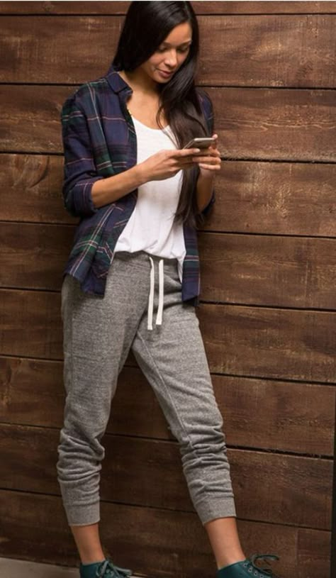 12 Sweatpants Outfits That Aren’t Just For Lounging Cute Flannel Outfits, How To Wear Sweatpants, Cute Sweatpants Outfit, Sari Skirt, Sweatpants Outfits, Flannel Outfits, Sweatpants Outfit, Joggers Outfit, Comfy Clothes