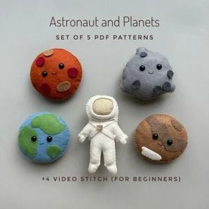 Felt astronaut pillow pattern - Etsy Diy Felt Plushies, Felt Astronaut, Earth Ornament, Planet Toys, Astronaut Baby, Sew Felt, Moon Ornament, Felt Craft Projects, Baby Bug