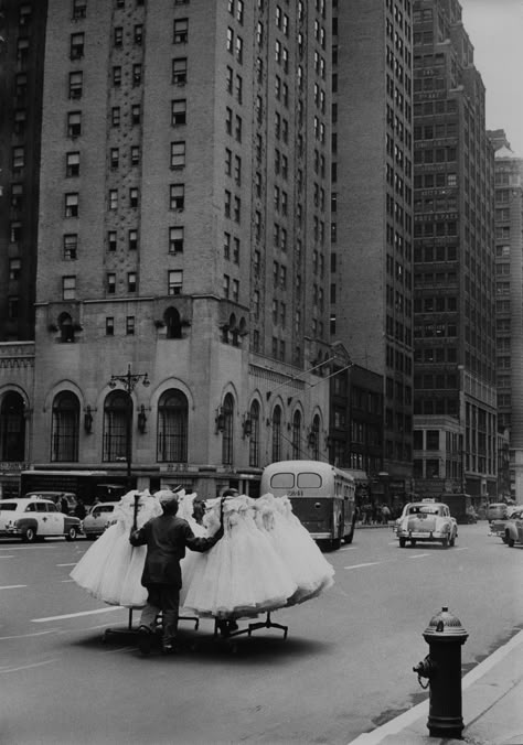 Sabine Weiss, Vintage Nyc, Robert Doisneau, Old New York, New York Photos, New York Aesthetic, Nyc Street, West Side Story, The Bell Jar