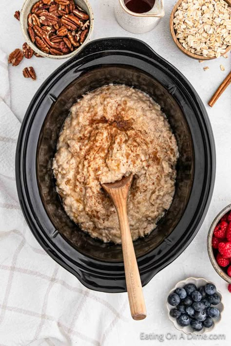 Crock Pot Oatmeal - Eating on a Dime Crock Pot Almonds, Crock Pot Oats, Crockpot Oatmeal Overnight, Slow Cooker Oatmeal Recipes, Crock Pot Oatmeal, Oatmeal Recipes Crockpot, Christmas Morning Brunch, Crockpot Oatmeal, Slow Cooker Oatmeal