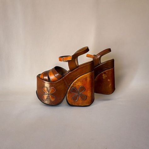 🧡 90s Ultra Rare Vintage Alternative Leather Flower Platform Sandals Size (?) - I recommend a 35EU 𝗦𝗢𝗟𝗘 : 23cm 𝗜𝗡𝗦𝗢𝗟𝗘 : 22.5cm 𝗣𝗟𝗔𝗧𝗙𝗢𝗥𝗠 𝗛𝗘𝗜𝗚𝗛𝗧: 8cm front to 14.5cm back 𝐂𝐎𝐍𝐃𝐈𝐓𝐈𝐎𝐍 : 𝐆𝐑𝐄𝐀𝐓 ▪️250€ + shipping Amazing alternative platform sandals from the late 90s-early 00s. Made of leather with some really cute patchwork flower details. Lovely autumn colors. Super chunky platform sole. These are extremely hard to find, rare model and in a good vintage condition. 𝐍𝐎𝐓𝐄: It’s a preloved ... 1970s Sandals, Platform Sandals Y2k, 70s Sandals, 90s Platform Sandals, 70s Platform Shoes, 90s Platform Shoes, 70s Shoes, Shoes Png, Runway Shoes