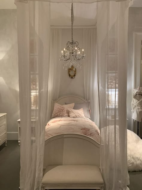 White Princess Bedroom Aesthetic, Restoration Hardware Bedroom, Girls Bedroom Furniture, Shabby Chic Bedding, Dekorasi Kamar Tidur, Shabby Chic Bedrooms, Dreamy Room, Canopy Bed, Room Makeover Bedroom