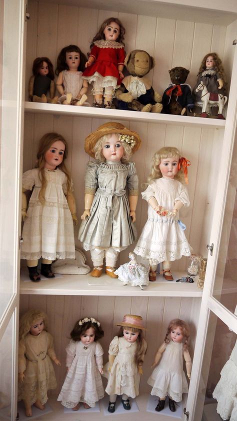 Porcelain Doll Display, Antique Doll Collection, Vintage Doll Display, Porcelain Doll Display Ideas, Doll Display Ideas, Doll Collection Display, Porcelain Dolls Vintage, Doll Collection, Posable Elf