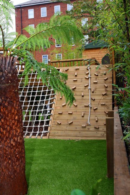 Ropes and climbing wall Diy Climbing Wall, Play Area Backyard, Wall Climbing, Sloped Backyard, Diy Playground, Kids Outdoor Play, Sloped Garden, Kids Garden, Playground Ideas