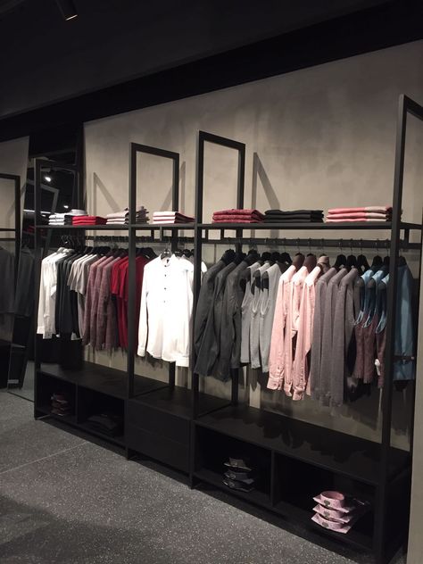 Small Clothing Store Interior, Clothing Boutique Decor, Retail Clothing Racks, Denim Display, Display Clothes, Clothing Store Displays, Retail Store Interior Design, Clothing Store Interior, Clothing Store Design