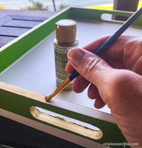 DIY Gold Trimmed Painted Wooden Tray - Step by step tutorial to learn how to paint a wooden tray and to add accents with gold metallic paint. How To Paint Wooden Tray, Painted Trays Ideas, Wooden Tray Decor, Painted Wooden Tray, Painted Serving Trays, Decoupage Wood, Basement Bedroom, Painted Trays, Diy Gold