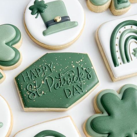 At Patrick’s Day Decorated Cookies, St Patrick Desserts Ideas, St Patrick's Day Cookies Decorated, St Patricks Desserts, St Patricks Day Cookies, Irish Cookies, Easter Charcuterie, Baking Corner, Vintage Oven