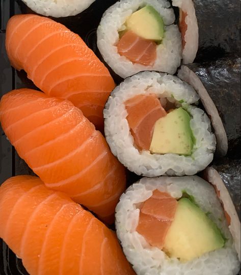 Salmon Sushi Aesthetic, Sushi Nigiri Aesthetic, Nigiri Sushi Aesthetic, Nigiri Aesthetic, Salmon Avacado, Healthy Food Lunch, Highschool Advice, Avocado Food, Sushi Aesthetic