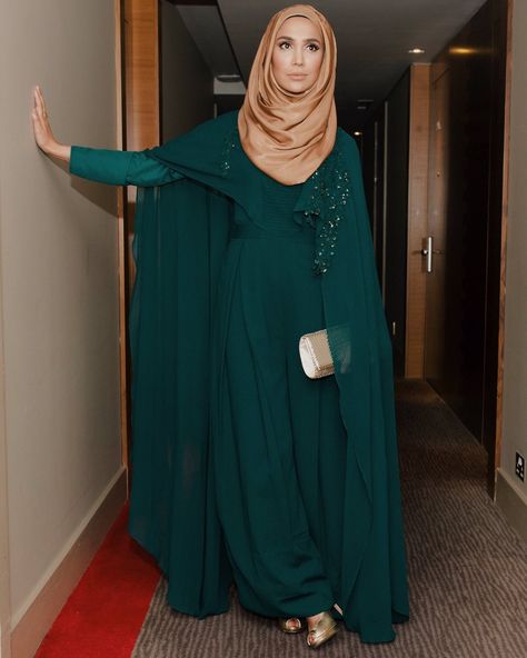 Emerald Green Abaya, Gold Hijab, Fashion Hijab Casual, Hijab Street Fashion, Green Hijab, Hijabi Dresses, How To Wear Hijab, Muslim Wedding Dresses, Prom Inspo