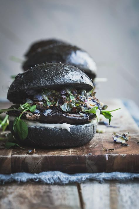 Burger Background, Mushroom Food Photography, Burger With Mushrooms, Vegan Burger Recipes, Roast Mushrooms, Mushroom Burgers Vegetarian, Mushroom Burger Vegan, Vegan Portobello Mushroom Burger, Mushrooms Roasted