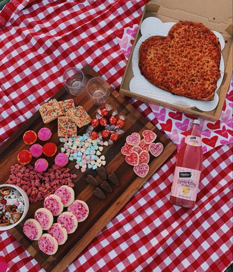 Valentine’s Day Picnics, Valentines Indoor Picnic, Vday Date Ideas, Cute Valentines Picnic Ideas, Valentines Picnic Food, Valentines Day Picnic Aesthetic, Valentine’s Picnic, Galentines Party Ideas Aesthetic, Galentines Picnic Ideas