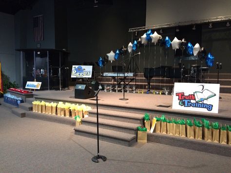 AWANA Awards Night decorating idea Awana Theme Nights, Awana Games, Awana Sparks, School Awards Ceremony, Awana Cubbies, Kids Sunday School Lessons, Star Balloons, School Awards, Awards Night