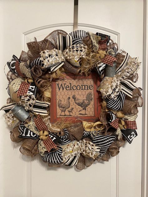 Rooster Decor Farmhouse, Rooster Wreath, Farmhouse Wreaths, Burlap Mesh Wreath, Farmhouse Decorations, Floral Door Wreaths, Deco Mesh Wreaths Diy, Everyday Wreaths, Homemade Wreaths