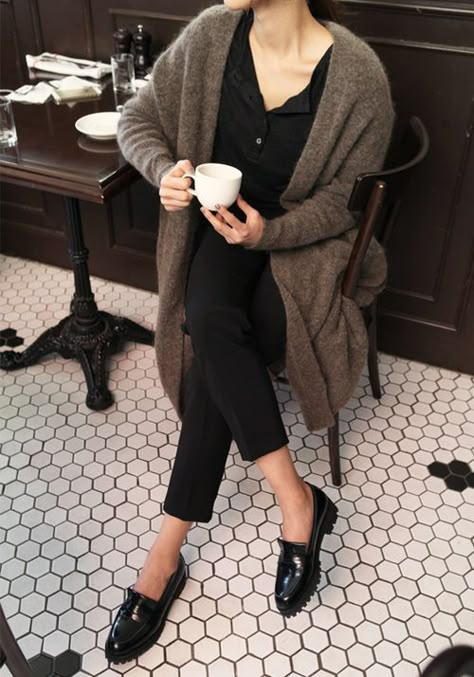 FALL/WINTER: All black, casual with an oversized neutral cardigan. Black loafers. Breezy, warm, versatile. Minimalisticky Chic, Minimalist Moda, Black Slacks, Bohol, Mode Casual, Outfit Inspiration Fall, French Chic, Mode Inspo, Fall Winter Style