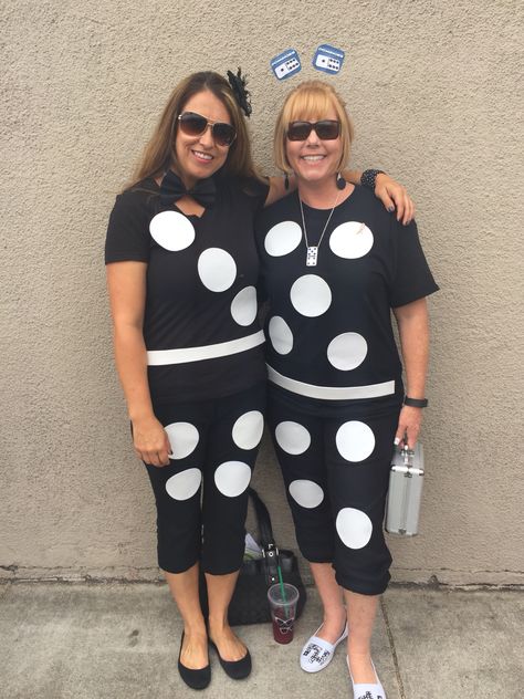 Dominoes Costume, Super Easy Halloween Costumes, Costumes Faciles, Costumes For Work, Meme Costume, Halloween Costumes For Work, Teacher Halloween Costumes, Clever Halloween Costumes, Homemade Costume