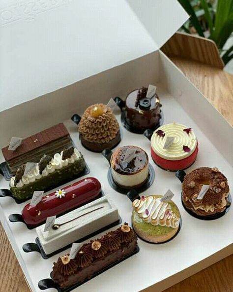 Fancy Catering, Kue Macaroon, Dessert Packaging, French Dessert, Pretty Dessert, Classic Outfit, Pastry Art, Fancy Desserts, Cute Desserts