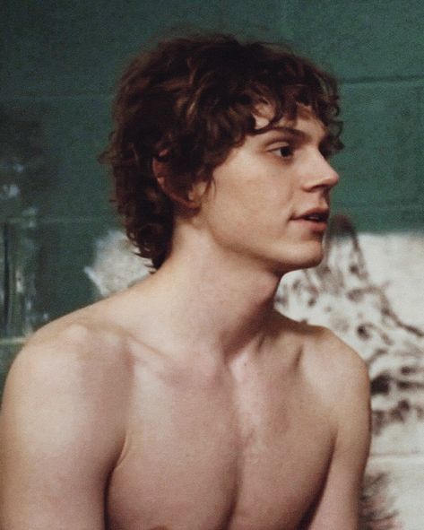 Evan Peters Shirtless, Diego Peretti, Perfect Side Profile, Evan Peters American Horror Story, Evan Thomas, American Horror Story Seasons, Tate Langdon, Evan Peters, The Perfect Guy