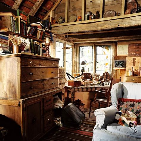 The Burrow I wanna live in a house like this Weasley Burrow Aesthetic, Cozy Harry Potter Aesthetic, The Burrow Aesthetic, Burrow Aesthetic, Edith Finch, Weasley Aesthetic, Arthur Weasley, Weasley Family, The Burrow