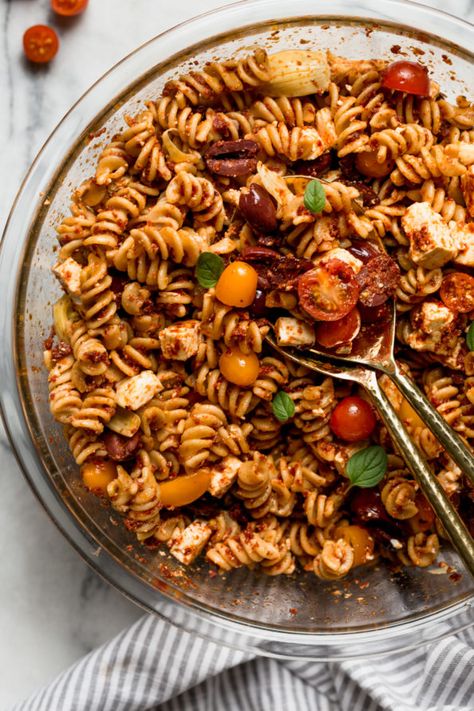 sundried tomato pasta salad (only 6 ingredients!) - plays well with butter Sundried Tomato Pasta Salad, Salad Appetizer Cups, Tomato Pasta Salad, Sundried Tomato Pasta, Main Recipes, Pasta Salad Dressing, Mediterranean Pasta, Food Boards, Easy Pasta Salad Recipe