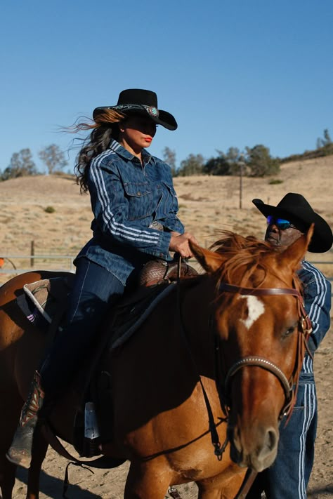 Ivy Park Rodeo, Summer Western Outfits, French Style Outfits, Beyonce 2000's, Western Chic Fashion, Tina Knowles, Queen Bee Beyonce, Vintage Western Wear, Black Cowboys