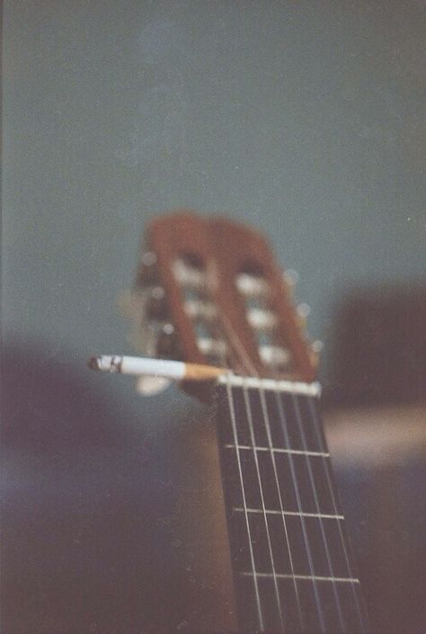 Guitar // smoke Niels Schneider, Guitar Photography, Easy Guitar, Guitar Tips, I'm With The Band, Mötley Crüe, Bioshock, Music Aesthetic, It Goes On