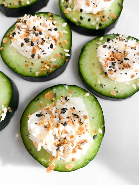 Everything Bagel Appetizer Recipes, 2b Mindset Snacks, Everything But The Bagel, Veggie Snacks, Bagel Seasoning, Gourmet Snacks, Cucumber Recipes, Garden Recipes, Appetizer Dips