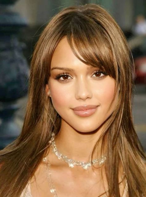 Most Beautiful Brown Eyes, Brown Hair Brown Eyes Celebrities, Jessica Alba Unedited, Jessica Alba 2000s Makeup, 2000s Bangs Hair, 2000s Jessica Alba, Jessica Alba Side Profile, Pretty Famous Women, Jessica Alba Brown Hair