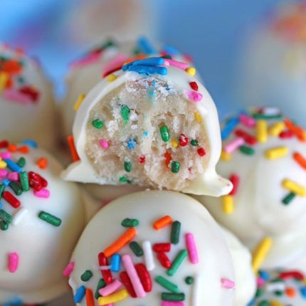 No Bake Cake Batter Truffles are very easy to make using funfetti cake mix. Loaded with lots of sprinkles and dipped in white chocolate, these are delicious. Truffle Pops, Funfetti Recipes, Baking Area, Cake Batter Truffles, No Bake Truffles, Dessert Truffles, Funfetti Cake Mix, Ricotta Cake, Bake Cake