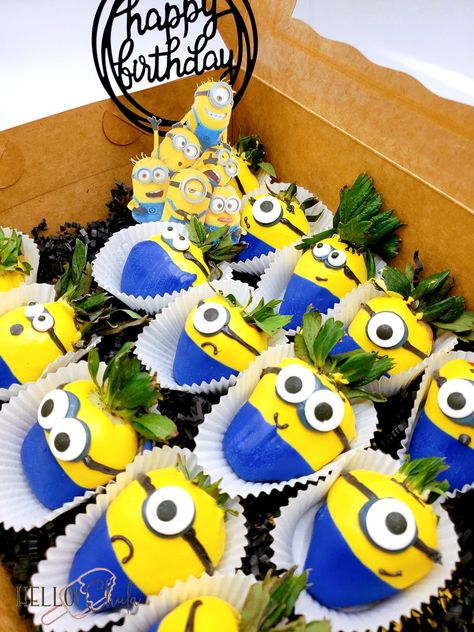 Minion Chocolate Covered Strawberries Minions Chocolate Covered Strawberries, Minion Candy Apples, Minion Birthday Treats, Minion Rice Krispie Treats, Minion Strawberries, Minion Desserts, Minion Snacks, Minions Desserts, Minion Treats