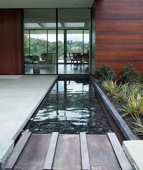 SImple and stylish water feature mirrors the contemporary glass facade beautifully - Decoist Modern Water Feature, Landscape Gardening, Pool Water Features, Minimalist Garden, Modern Landscape Design, Reflecting Pool, Modern Pools, Pond Design, Decoration Photo