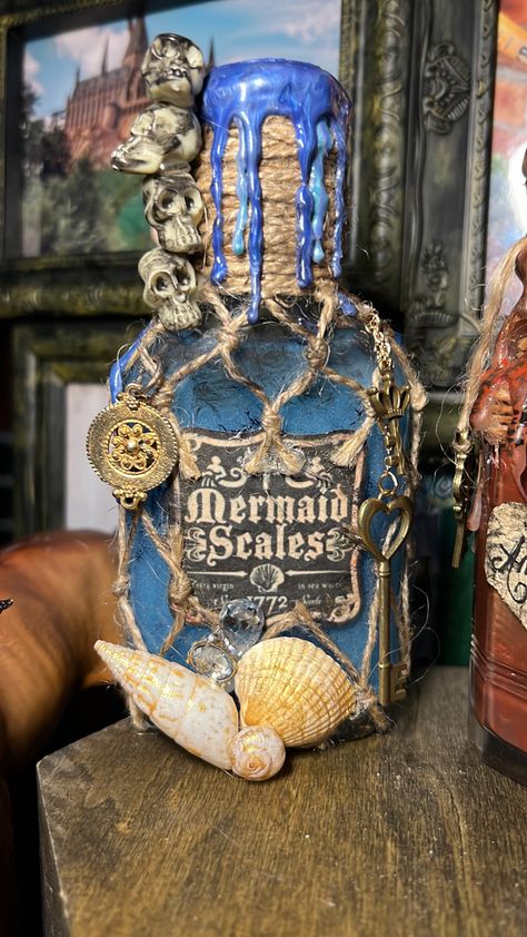 Mermaid Potion Bottle, Potion Bottle Ideas, Mermaid Tears Potion Bottle, Wizard Trinkets, Diy Potion Bottles Halloween, Potion Bottles Aesthetic, Apothecary Crafts, Potion Bottles Diy, Potion Bottle Art