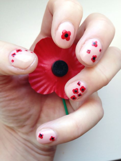 Nails With Poppy Flower, Remembrance Day Nail Art, Poppy Nails Design, Remembrance Day Nails, Remembrance Nails, Poppy Nail Art, Poppy Nails, Poppy Day, Remembrance Day Poppy